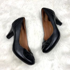 ⛱Clarks Artisan Black Leather Bow Pump Heels